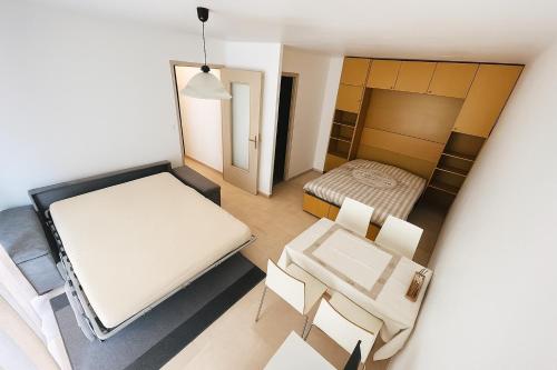 une petite pièce avec un lit et une chaise dans l'établissement STUDIO 4 COUCHAGES - À 2 min de la plage à pied - Parking et linge en option, à Juan-les-Pins