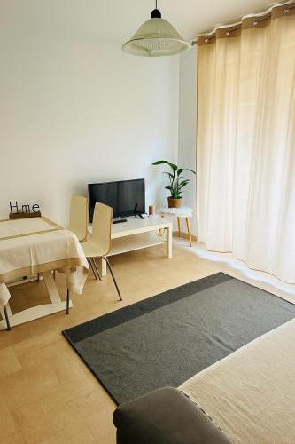TV a/nebo společenská místnost v ubytování STUDIO 4 COUCHAGES - À 2 min de la plage à pied - Parking et linge en option