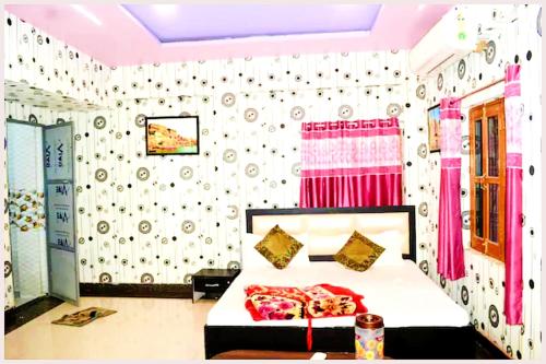 a bedroom with a bed and a wall with patterns at VARANASI HOTEL H R GUEST HOUSE Near Kasi Visawanath Temple & Ganga Ghat - #Free Wi-Fi #Room service #Parking #Fully Air conditioning #Premium Room In Varanasi in Varanasi