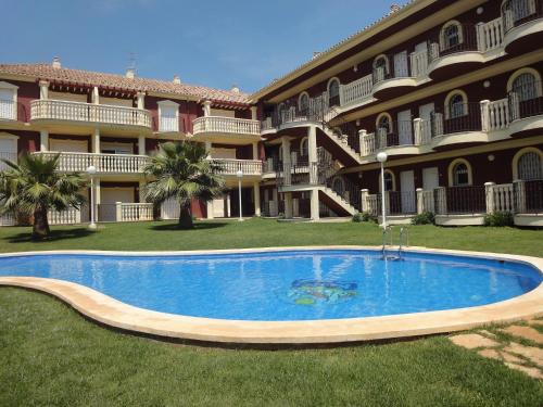 a large house with a large swimming pool in the yard at Apartamentos Madeira Casa Azahar in Alcossebre