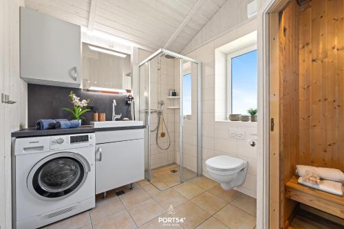 a bathroom with a washing machine and a toilet at Ferienhaus Fernblick - Sankt Andreasberg im Harz in Sankt Andreasberg