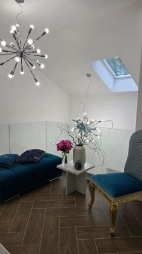 a living room with a bed and a table with flowers at Villa Marmont Karlovac Luksuzni Smještaj na Top Lokaciji s Parkingom i Self Check inom in Karlovac