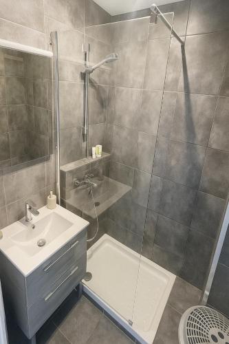 A bathroom at STUDIO 4 COUCHAGES - À 12 min de la plage à pied - Wifi inclus - parking et linge en option