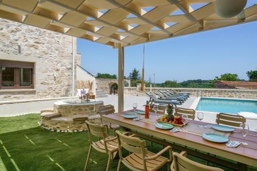 Kolam renang di atau dekat dengan Villa Angelo, Traditional Cretan Stone Villa with Pool & Countryside Views