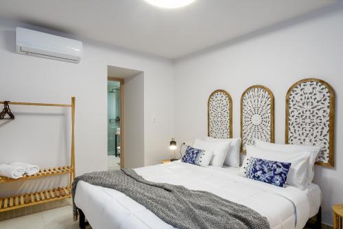 Katil atau katil-katil dalam bilik di Villa Angelo, Traditional Cretan Stone Villa with Pool & Countryside Views