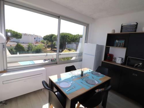 Studio cabine refait à neuf, piscine, proche plage et commerces
