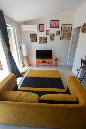 un salon avec un canapé et une télévision dans l'établissement La Bulle, cocon douillet rénové, à Menton