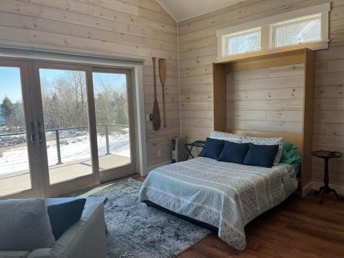 Cama o camas de una habitación en Eco-friendly studio - ocean views, close to beach