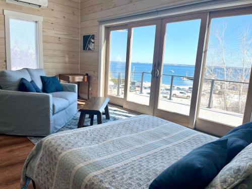 Cama o camas de una habitación en Eco-friendly studio - ocean views, close to beach