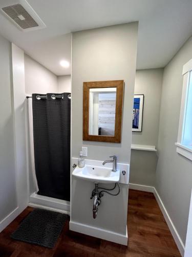 Un baño de Eco-friendly studio - ocean views, close to beach