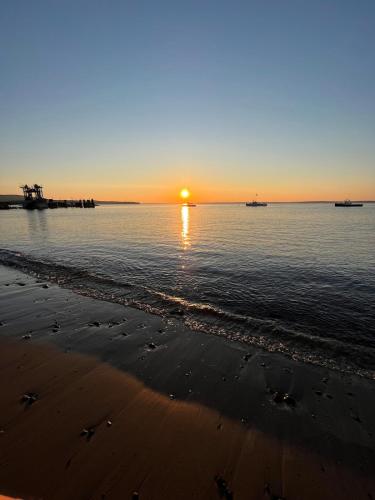Una puesta de sol en la playa con la puesta del sol en Eco-friendly studio - ocean views, close to beach, en Lincolnville