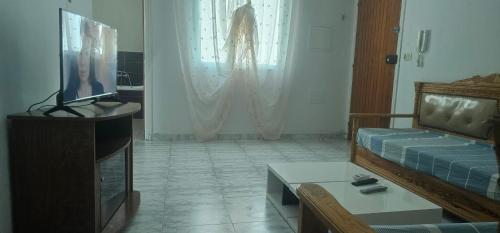 Ảnh trong thư viện ảnh của une chambre, un salon, cuisine et balcon ở Monastir