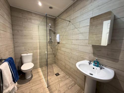 une salle de bain avec toilettes, lavabo et douche dans l'établissement Pass the Keys Gorgeous 3 BR Cottage with Outstanding Sea Views, à Isle of Whithorn