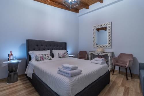 une chambre avec un lit avec des serviettes dessus dans l'établissement Villa Olive & Stone Loutraki, à Loutraki