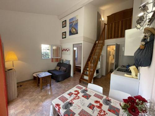 Il dispose d'une cuisine et d'un salon avec une table et un réfrigérateur. dans l'établissement Charmante Villa 3P, Clim, Piscine, Tennis, à 200m Plage, Saint-Cyprien - FR-1-106-58, à Saint-Cyprien