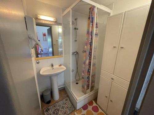 une petite salle de bain avec un lavabo et une douche dans l'établissement Charmante Villa 3P, Clim, Piscine, Tennis, à 200m Plage, Saint-Cyprien - FR-1-106-58, à Saint-Cyprien
