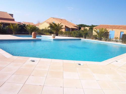 - une piscine dans une villa avec eau bleue dans l'établissement Charmante Villa 3P, Clim, Piscine, Tennis, à 200m Plage, Saint-Cyprien - FR-1-106-58, à Saint-Cyprien