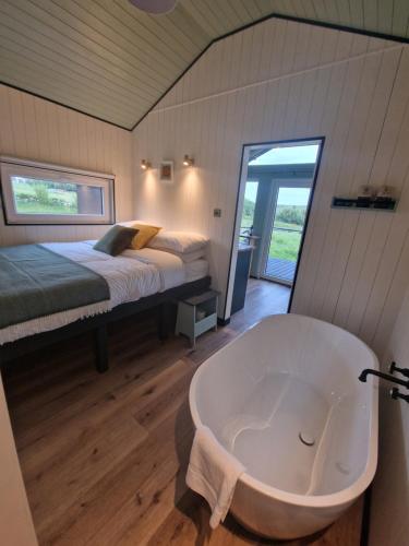 Postel nebo postele na pokoji v ubytování Wild Meadow Huts
