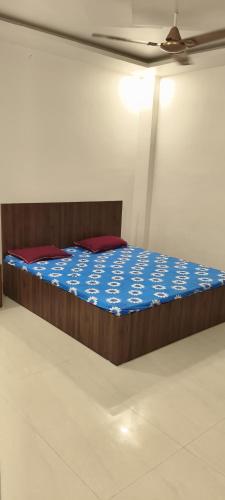 a bed in a room with a ceiling at Ramashish Palace in Chākia