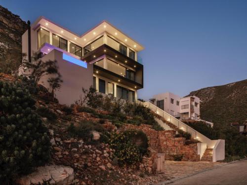 una casa en la ladera de una colina en Beyond Misty Cliffs, en Scarborough