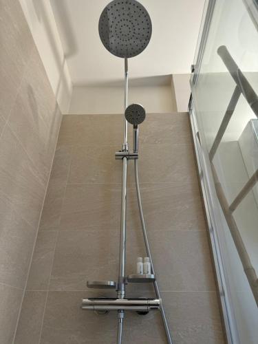 une pièce avec deux chaises sur un sol dans l'établissement Superbe appartement avec belle vue jardin, à Paris