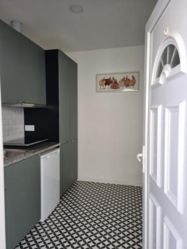 una cucina con pavimento piastrellato in bianco e nero di Oporto Seaside Village - Casa Quinta a Matosinhos