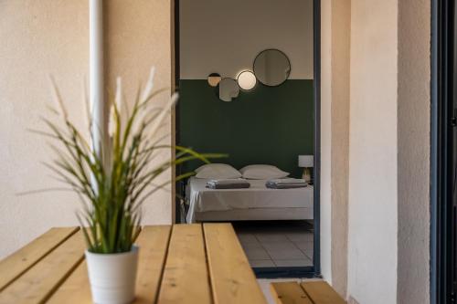 une chambre avec un lit, une table et un miroir dans l'établissement Duplex situé a palavas les flots à 1 minute de la mer, à Palavas-les-Flots
