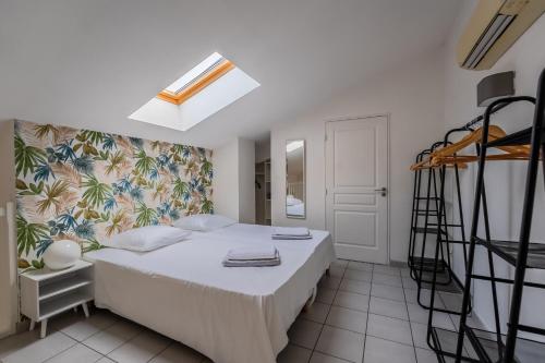 - une chambre blanche avec un lit et une échelle dans l'établissement Duplex situé a palavas les flots à 1 minute de la mer, à Palavas-les-Flots