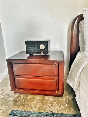 a radio sitting on top of a dresser next to a bed at TURULEKA Hostel in Roldanillo