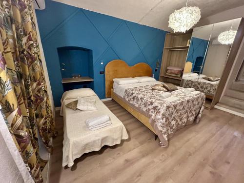 une petite chambre avec deux lits et un miroir dans l'établissement Quiet and stylish - Bari city center, minutes to station, à Bari