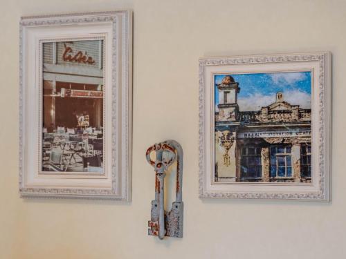 a pair of scissors hanging on a wall at 4keys House Superior in Tripolis