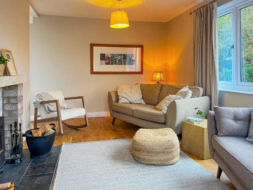 ein Wohnzimmer mit einer Couch und einem Sessel in der Unterkunft Nurses Cottage in Askham