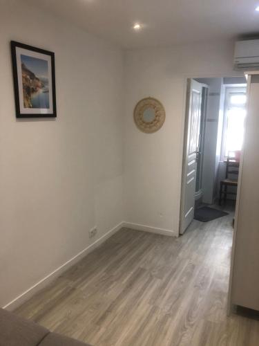 Il comprend un salon doté de murs blancs et de parquet. dans l'établissement Villefranche, à Villefranche-sur-Mer