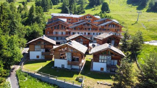 une vue de tête sur une grande maison sur une colline dans l'établissement Chalet HERRISSON Peisey- Vallandry - Domaine Paradiski, à Peisey-Nancroix