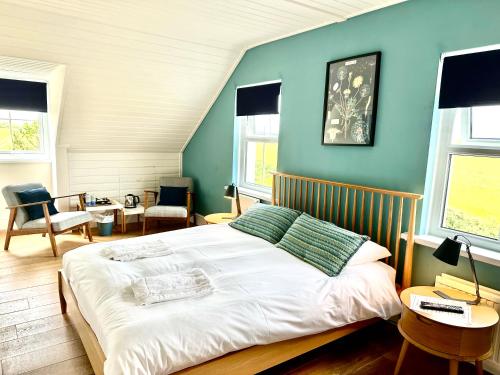 佩伦波斯St George's Hotel的一间带床和蓝色墙壁的卧室