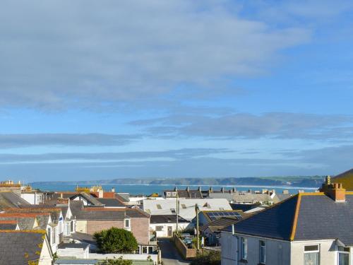 ニューキーにあるCrantock Houseの家々と海を背景にした町