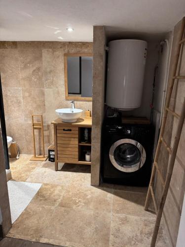 une salle de bain avec un lavabo et des toilettes dans l'établissement T2 cosy à Sainte-Maxime - Confort & Tranquillité, à Sainte-Maxime