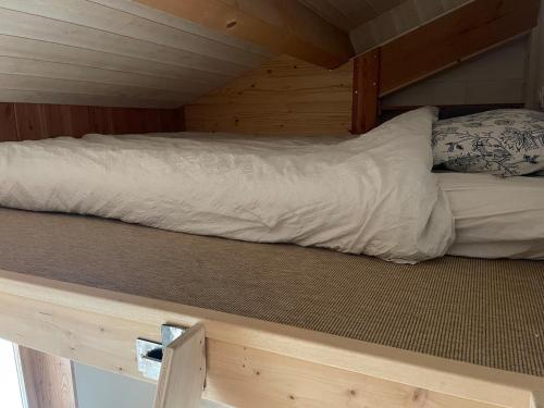 - un lit superposé dans une cabine en bois avec un matelas dans l'établissement La maison vigne, à Crest