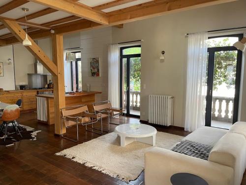 un salon avec un canapé et une table dans l'établissement La maison vigne, à Crest