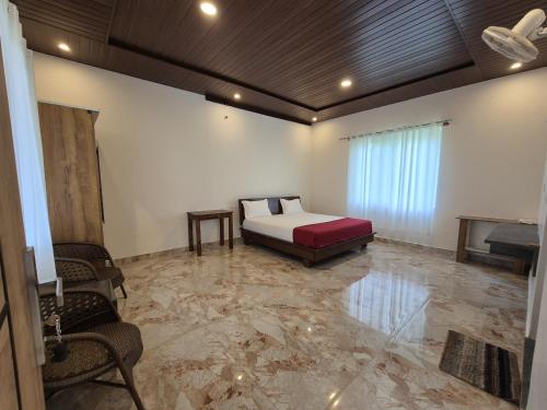a bedroom with a bed and a piano in a room at Tropica Retreat by Dazzle Destinations - Private Waterfalls, Private Rooms and Bonfire in Aldūr