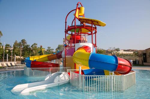 Bazén v ubytování Apollonion Asterias Resort and Spa nebo v jeho okolí