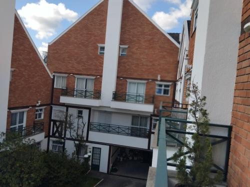 an apartment building with balconies on the side of it at Dúplex a 800m do centro do capivari in Campos do Jordão