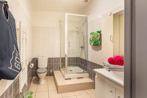 une salle de bain avec une douche, des toilettes et un lavabo dans l'établissement large studio near train station, very central, à Nîmes