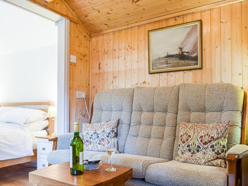 Posezení v ubytování Woodcarver's Cottage