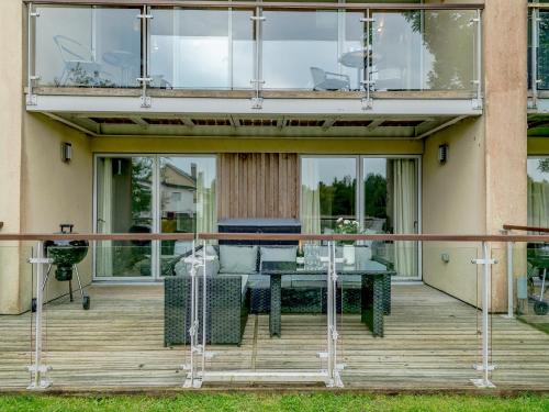 een afgeschermde veranda met een tafel op een terras bij Plovers Nest At Lower Mill in Somerford Keynes