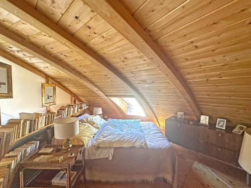 une chambre avec un lit dans une petite pièce dans l'établissement Dôme en bois avec Piscine et sa Vue seine et forêt, à Fontaine-le-Port