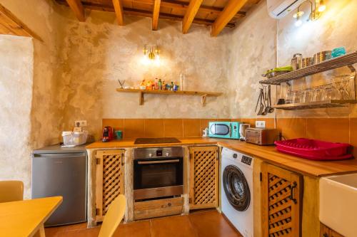a kitchen with a stove and a washer and dryer at Estudio en Casco Viejo Playa y Vida Nocturna in Tarifa