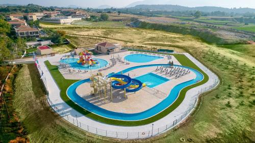 Bazén v ubytování Apollonion Asterias Resort and Spa nebo v jeho okolí