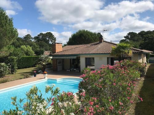 une maison avec une piscine dans une cour dans l'établissement Villa Tout Standing Lege Cap-Ferret, à Lège-Cap-Ferret