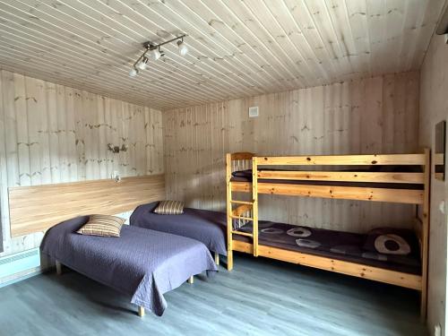 Giường trong phòng chung tại Mereoja Camping